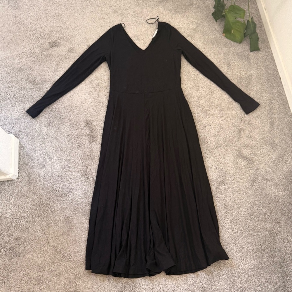 THE COMMONS STITCH FIC RIBBED LONGSLEEVE V NECK MIDI DRESS